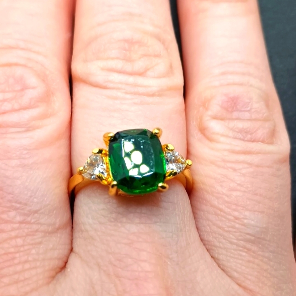 Emerald cut green stone engagement ring - Picture 2 of 3